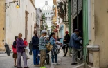 Des Cubains font la queue devant une boulangerie à La Havane, le 8 mars 2024 