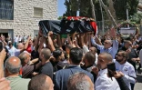 Le cercueil de la journaliste palestino-américaine Shireen Abu Akleh arrive dans un hôpital de Jérusalem, le 12 mai 2022