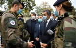 Le ministre de l'Intérieur Gérald Darmanin parle avec des soldats lors de la visite d'une synagogue à Boulogne-Billancourt, le 27 septembre 2020, près de Paris