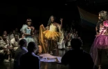 Alessandro Monteiro (g) et Walter Pires (d) jouent pendant la pièce de théâtre "Font Flip is Burning" à Mindelo, au Cap-Vert, le 30 mai 2026