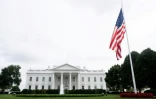 Drapeau de la Maison Blanche mis en berne en hommage à l'influenceur américain décédé Charlie Kirk, à Washington, aux Etats-Unis, le 10 septembre 2025