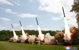 Cette photo prise le 22 avril 2024 et diffusée le lendemain montre le lancement de missiles lors d'un exercice militaire simulant "une contre-attaque nucléaire", dans un lieu non divulgué en Corée du Nord