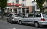 Des personnes font la queue devant une station essence Ă Rennes le 20 mai 2016