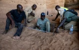 Djimet Guemona, archéologue, au centre sur l'image, lors de fouilles à Garoa Hallagana, dans l'Ennedi-Ouest, au Tchad, le 10 juillet 2025