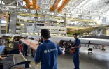 Des techniciens s'activent sur une ligne d'assemblage de l'Airbus A380 à Blagnac, dans la banlieue de Toulouse, le 6 mars 2018.