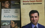 Cette photographie prise le 31 juillet 2024 montre un détail du livre co-écrit par le leader kurde Selahattin Demirtas, détenu depuis 2016 et condamné à 42 ans de prison en mai, à Istanbul