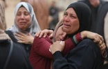 Des femmes pleurent leurs proches tués dans une frappe israélienne, à l'hôpital Chifa de la ville de Gaza, le 23 avril 2025