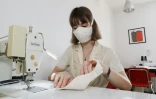Capucine, élève d'une école de mode fabrique un masque à Paris, chez elle le 8 mai 2020