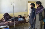 Un responsable taliban, Qari Hafizullah Hamdan (C), visite une clinique contrôlée par les combattants islamistes, à Andar, en Afghanistan, le 3 juin 2021