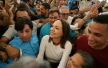 Photo fournie par le service de presse du parti Vente Venezuela, montre la dirigeante de l’opposition vĂ©nĂ©zuĂ©lienne, MarĂa Corina Machado, arrivant Ă l’église Santa Rosa, Ă Barquisimeto, au Venezuela, le 25 octobre 2026