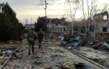 Une image diffusée le 15 mars 20205 par le ministère russe de la Défense montre des soldats russes avançant dans la ville de Soudja, dans la région de Koursk