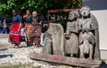 Des personnes en deuil passent devant la tombe de Dicki Takandjandji, membre de la classe noble "maramba" lors d'une cérémonie funéraire de marapu au village de Kaburu, à Waingapu, sur l'île de Sumba, le 26 juin 2026 en Indonésie