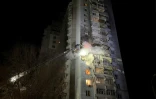 Des pompiers ukrainiens éteignent un incendie dans un immeuble résidentiel après une frappe russe sur Zaporijjia, dans le sud de l'Ukraine, le 24 mars 2026