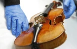 Un chimiste français examine un stradivarius au musée de la Musique à Paris en décembre 2009