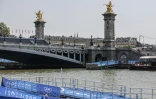 Les installations en vue des épreuves de natation de triathlon des JO-2024, près du pont Alexandre III à Paris le 30 juillet 2024