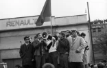 Jacques Sauvageot, vice-président du syndicat étudiant UNEF s'adresse au mégaphone aux étudiants et aux ouvriers de Renault Billancourt qui occupent leur usine le 17 mai 1968