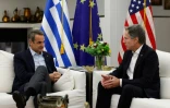 Le chef de la diplomatie américaine Antony Blinken (D) et le Premier ministre grec Kyriakos Mitsotakis (G), le 6 janvier 2024 en Crète