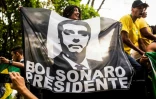 Des soutiens de Jair Bolsonaro défilent avec une affiche représentant leur candidat pour l'élection présidentielle brésilienne, le 29 septembre 2018 à Rio de Janeiro