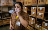 Une employée de l'usine d'Esteli au Nicaragua teste un cigare, le 17 mai 2019