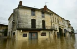 Une rue inondée après une crue de la Garonne, le 21 février 2026 à La Réole, en Gironde 
