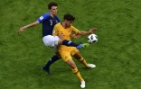 Benjamin Pavard à la lutte avec l'Australien Mathew Leckie au Mondial, le 16 juin 2018 à Kazan