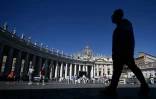 Des visiteurs place Saint-Pierre au Vatican, le 2 mai 2025