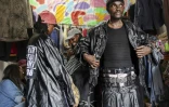 Des mannequins portent les créations du styliste Morgan Azedy, avatnt un défilé de créateurs spécialisés dans le recyclage de tissus et de vêtements mis au rebut, le 9 octobre 2025 à Nairobi, au Kenya 