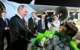 Des enfants accueillent le président russe Vladimir Poutine à sa descente d'avion, le 8 octobre 2026 à Turkmenbashi au Turkménistan