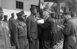 Le ministre des Outre-mer Marius Moutet décore les soldats sénégalais de la Seconde Guerre mondiale avant leur retour à Dakar à Marseille en avril 1946