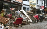 Des habitants de Bad Neuenahr-Ahrweiler (Allemagne) nettoient les débris après des inondations catastrophiques le 16 juillet 2021