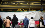 Des passants se tiennent devant la salle de concert du Bataclan, le 23 novembre 2018