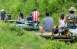 Des touristes à bord du "train de bambou", le 6 août 2017 à Battambang, au Cambodge