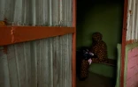 Une femme victime d'un viol tient son enfant dans ses bras, le 20 avril 2026 à Port-Soudan,  au Soudan