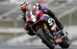 Le pilote français Gregg Black sur sa Suzuki N.1 lors des qualifications des 24 Heures motos au Mans, le 18 avril 2025. 