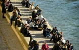 Des badauds sur les quais de Seine à Paris, le 6 mars 2021