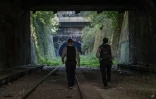 Des promeneurs se dirigent vers un tunnel de la petite ceinture parisienne, le 18 octobre 2020