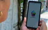 Une femme vérifie sur une application dédiée les résultats de la "bolita", la loterie clandestine cubaine, le 14 avril 2025 à La Havane