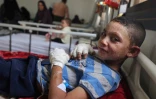 Un garçon palestinien blessé est traité par l'ONG Médecins sans frontières (MSF) pour soigner des blessures graves et des brûlures subies lors des bombardements israéliens, à l'hôpital de campagne indonésien de Rafah, dans le sud de la bande de Gaza, le 24 avril 2024