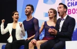 La joie de Gabriella Papadakis et Guillaume Cizeron, à côté de leur entraineurs Marie-France Dubreuil et Romain Hagenauer, en découvrant leurs notes finales de danse sur glace aux Mondiaux de Boston, le 31 mars 2016