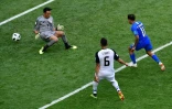 Le Brésilien Philippe Coutinho  bat de près le gardien du Costa Rica Keylor Navas à Saint-Pétersbourg, le 22 juin 2018