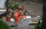 Des pompiers à la recherche de survivants d'un gigantesque glissement de terrain à Atami(Japon) le 4 juillet 2021