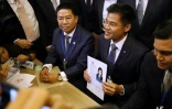 Un responsable du parti Raksa Chart tient un document officialisant la  candidature de la princesse Ubolratana, au poste de Premier ministre, le 8 février 2019 à Bangkok