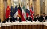Les représentants de l'Iran (d) et de l'Union Européenne (g) participant aux négociations sur le programme nucléaire iranien le 3 décembre 2021 à Vienne
