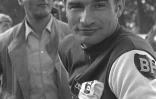 Raymond Poulidor pose avant le départ d'une étape du Tour de France, le 1er juillet 1967 à Paris