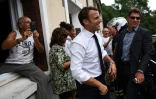 Emmanuel Macron (g)salue des habitants de Tourmalet lors de la 14e étape du Tour de France entre Tarbes et le col du Tourmalet, le 20 juillet 2019 
