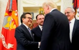 Le président américain Donald Trump serre la main du ministre de l'Economie mexicain Ildefonso Guajardo Villarreal à Washington DC, le 27 août 2018