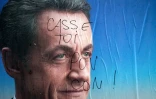Graffiti "Casse toi pauvre con"  sur une affiche électorale de Sarkozy le 28 avril 2012 à Paris