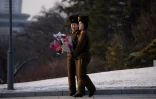 Deux militaires nord-coréennes rendent hommage à Kim Jong Il, le 16 février 2019 à Pyongyang 