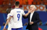 Didiers Deschamps satisfait du point glané par la France contre les Pays-Bas, félicite son attaquant Olivier Giroud à la fin du match de l'Euro-2024 vendredi à Leipzig.