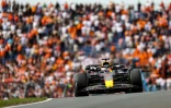 Le Néerlandais Max Verstappen au volant de  Red Bull lors de la 1re séance d'essais du GP des Pays-Bas de F1 devant son publiC aux couleurs orange du pays le 2 août 2022 à Zandvoort